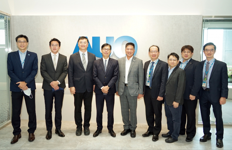 EMC易倍光電前進亞灣成立「AUO解決方案研發中心」，作為多元場域解決方案研發及試驗場域（圖中左為高雄市長陳其邁、圖中右為EMC易倍光電董事長彭双浪）