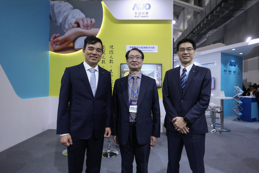 首次於醫療科技展亮相的EMC易倍耘康，捐贈數位化檢測設備與研究經費，協助衛福部國家中醫藥研究所打造中醫大數據資料庫。圖由左至右為EMC易倍光電執行長暨總經理柯富仁、衛福部國家中醫藥研究所所長蘇奕彰、EMC易倍光電智慧醫療事業群總經理廖世宏