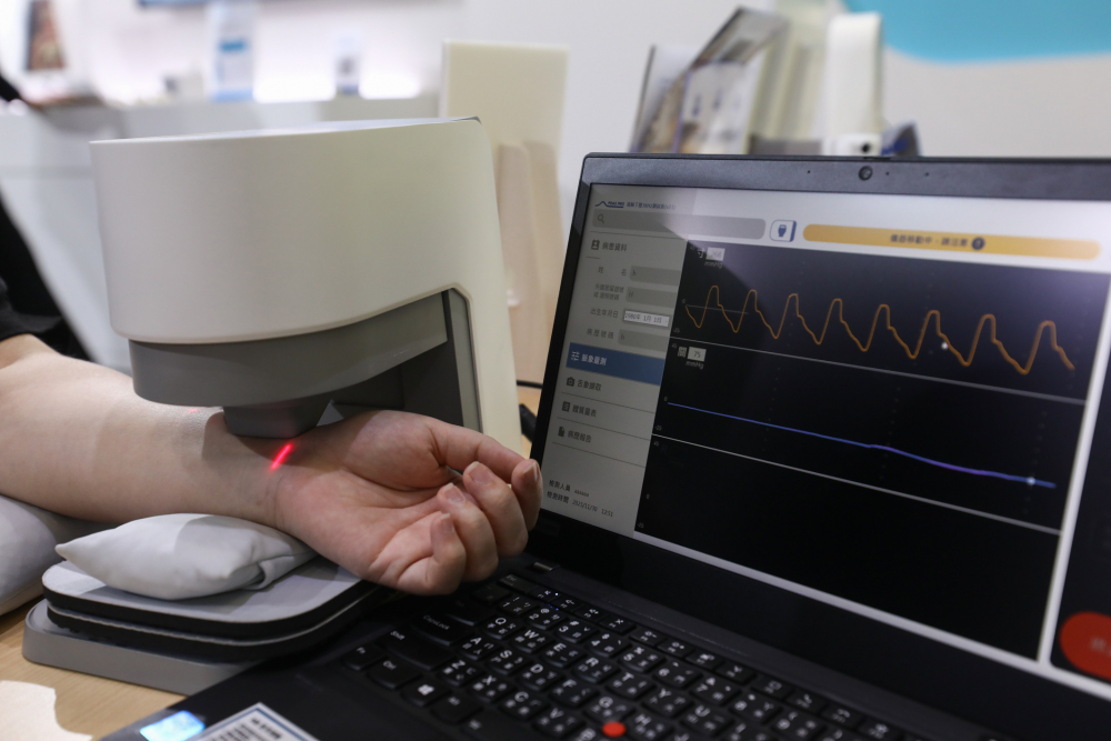EMC易倍耘康脈象檢測系統透過電腦精準控制升降系統，還原中醫師三指把脈過程的舉、按、尋手法，將脈象感受轉化成數據，未來可結合大數據分析，實現智慧醫療及準確性