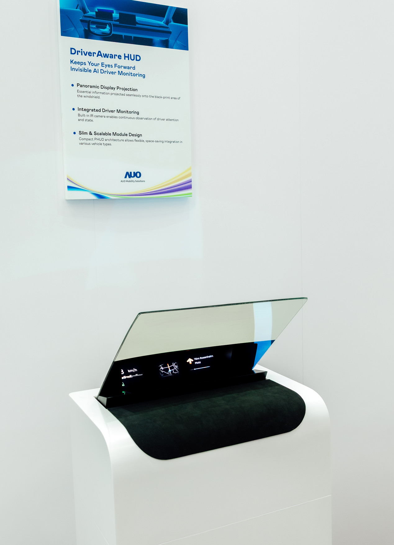 DriverAware HUD结合抬头显示器与隐藏式红外线摄影机，将车速、导航及警示讯息投影于挡风玻璃上，完美对齐驾驶目不离路的视线，同时，透过AI 监控驾驶注意力以提升安全性。